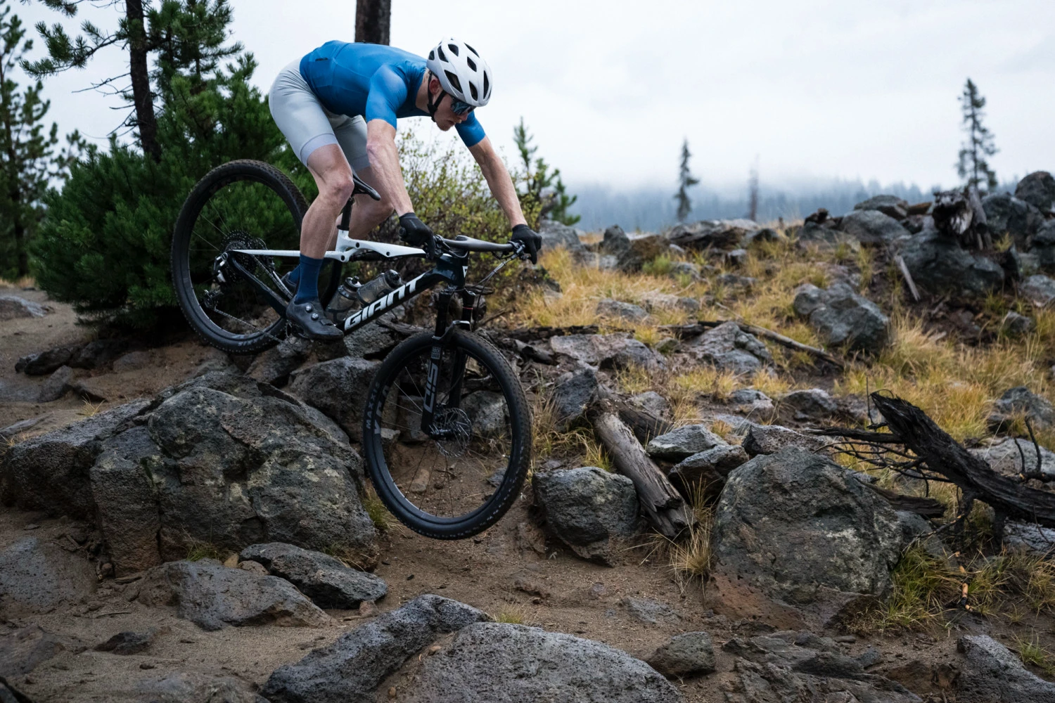 Giant Anthem 2026 v kamenitém sjezdu