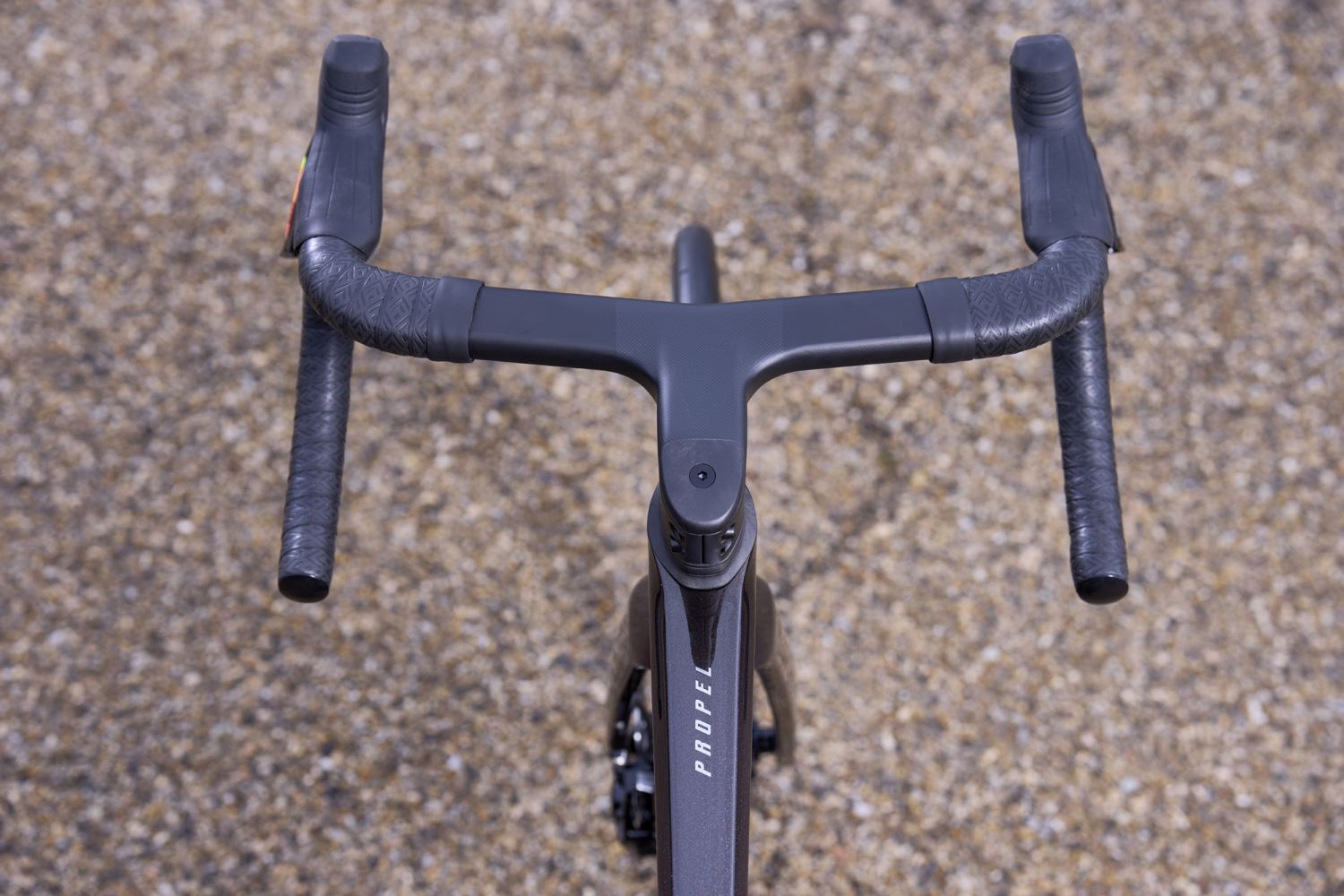 Horní pohled na integrovaný kokpit Giant Propel Advanced Pro 0 AXS