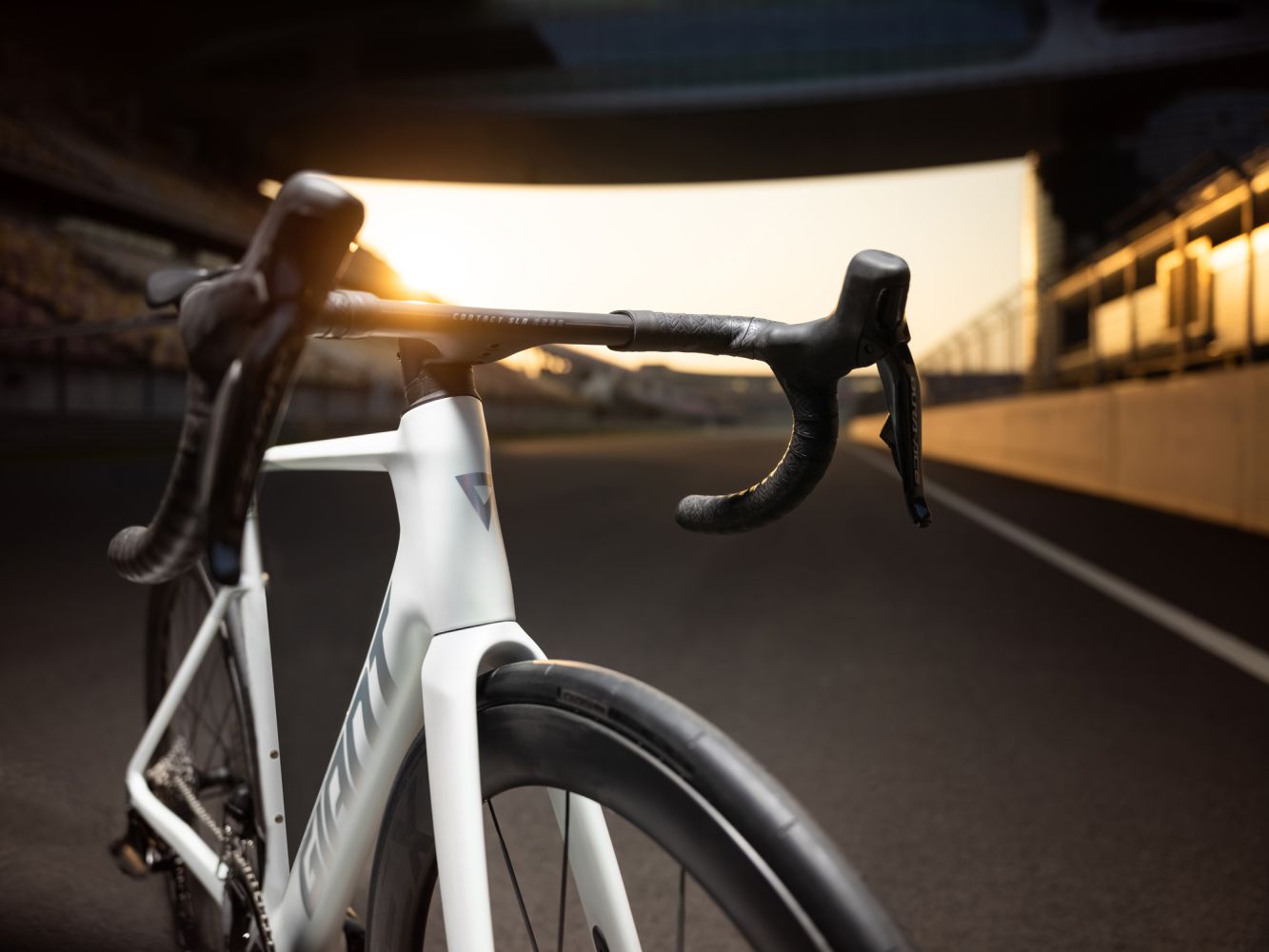 Detail aero kokpitu na závodní dráze