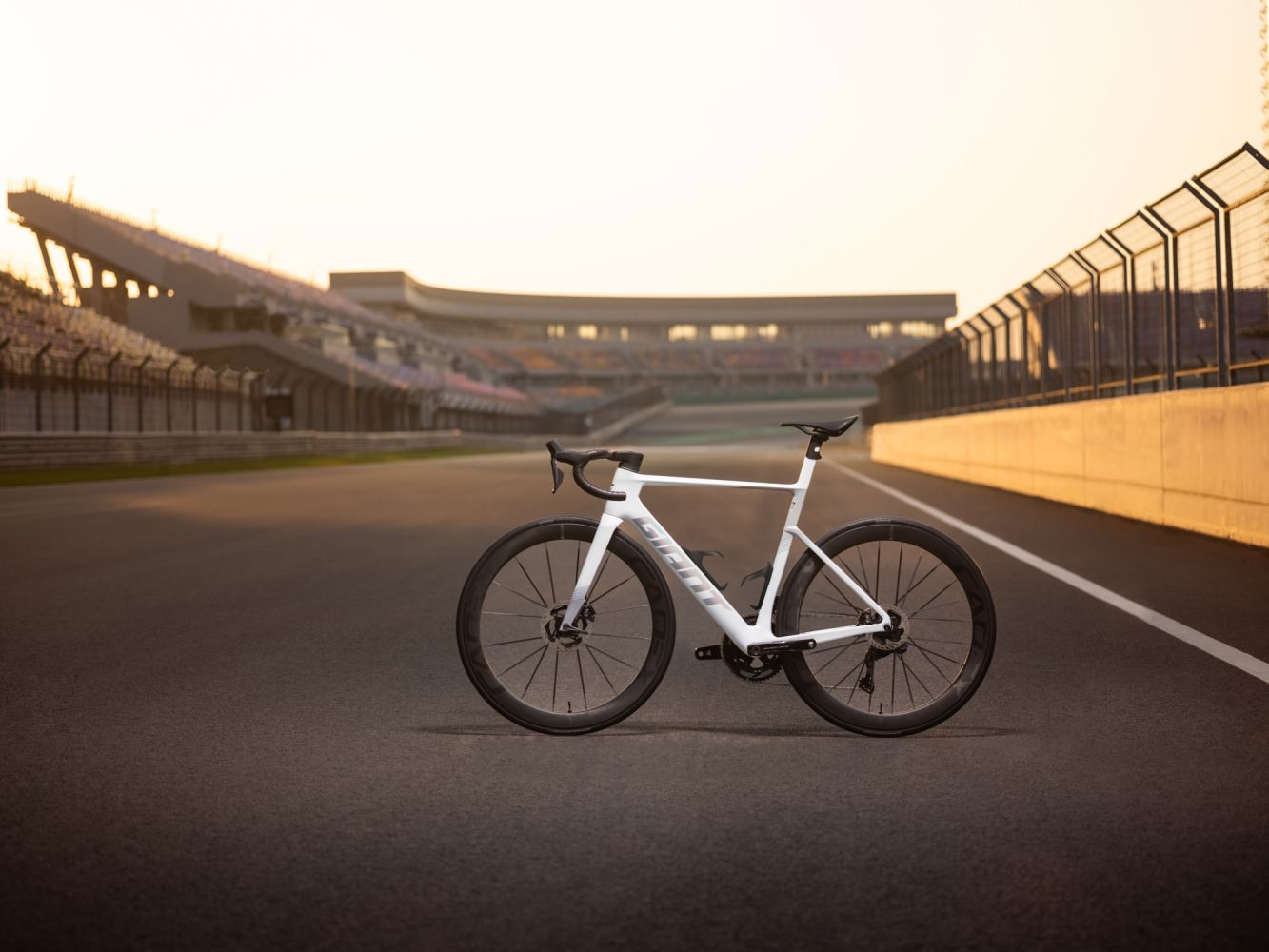 Giant Propel Advanced SL na závodní dráze