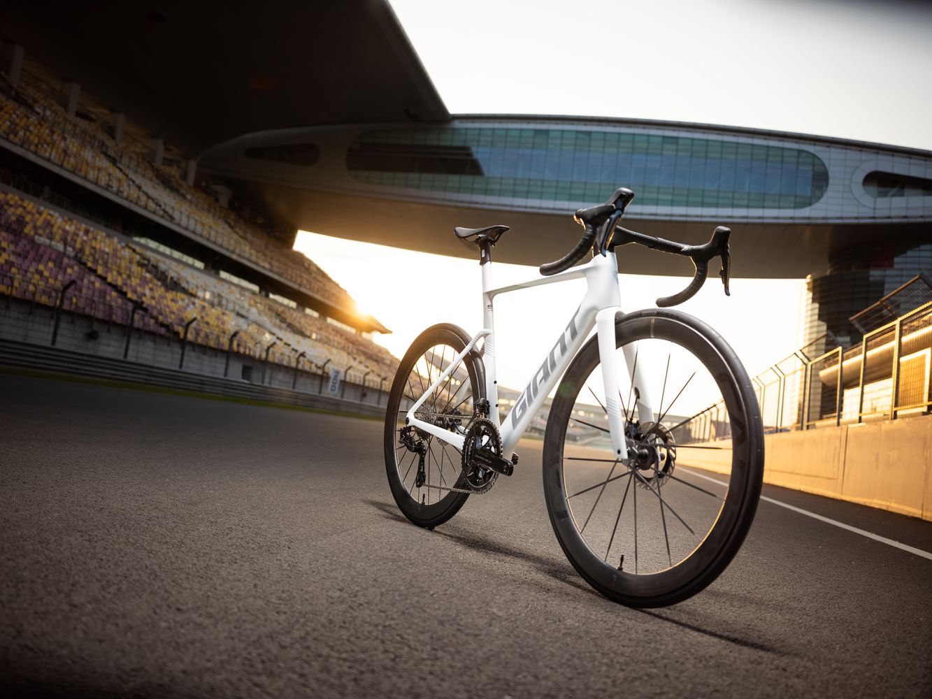 3/4 pohled na Giant Propel Advanced SL na závodní dráze