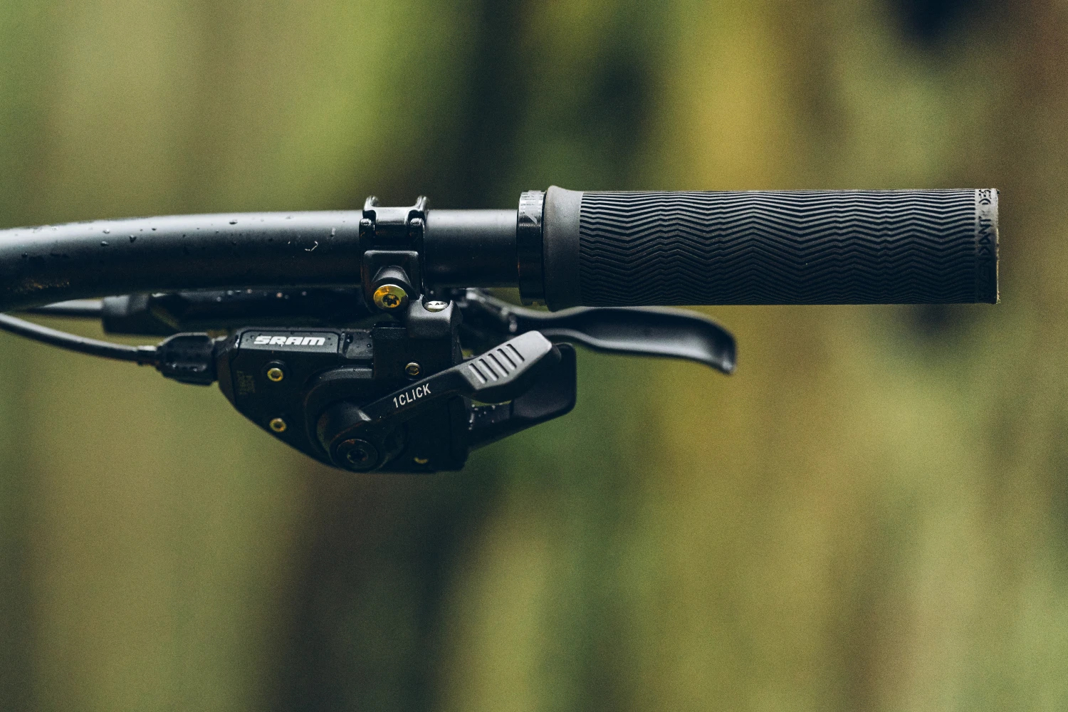 Kokpit MTB s řadicí páčkou SRAM, detail ergonomie ovládání