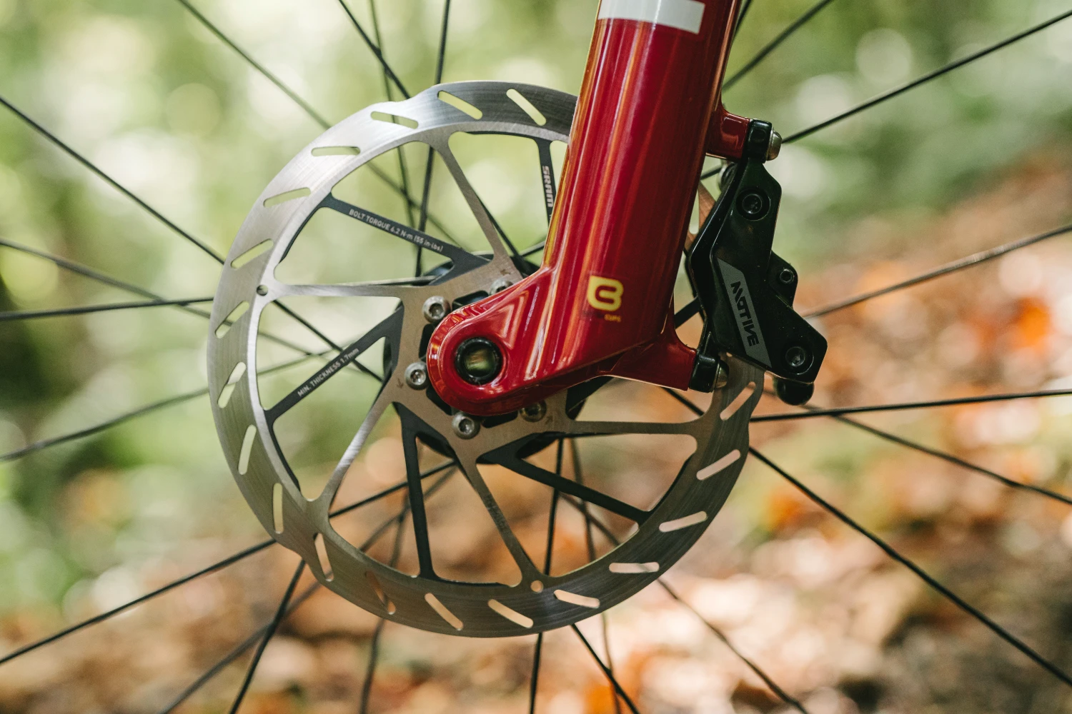 Čtyřpístkový třmen SRAM Motive, detail montáže na rámu