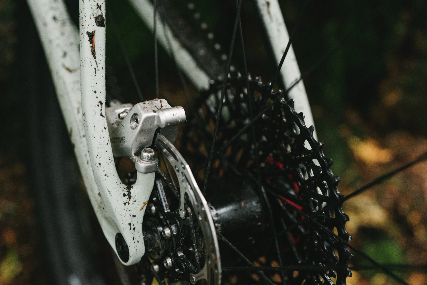 Čtyřpístkový třmen SRAM Motive, detail konstrukce a uchycení hadice