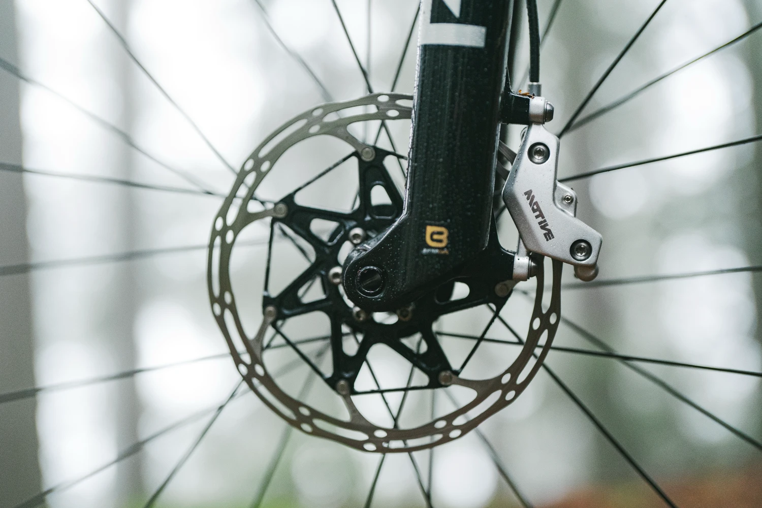 Detail brzdového třmenu SRAM Motive a kotouče Sram HS2