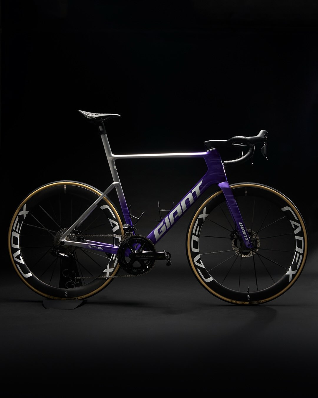 Studiová fotka kola Giant Propel Advanced SL z boku