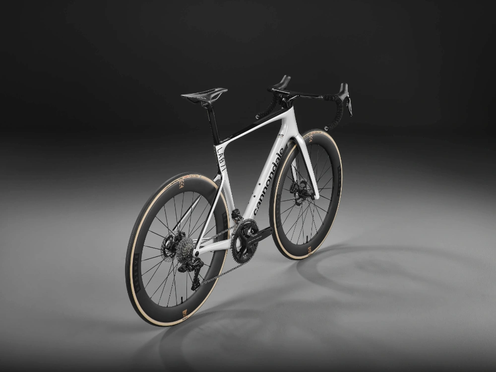 Široká vidlice minimalizuje turbulence a pojme 34mm pláště