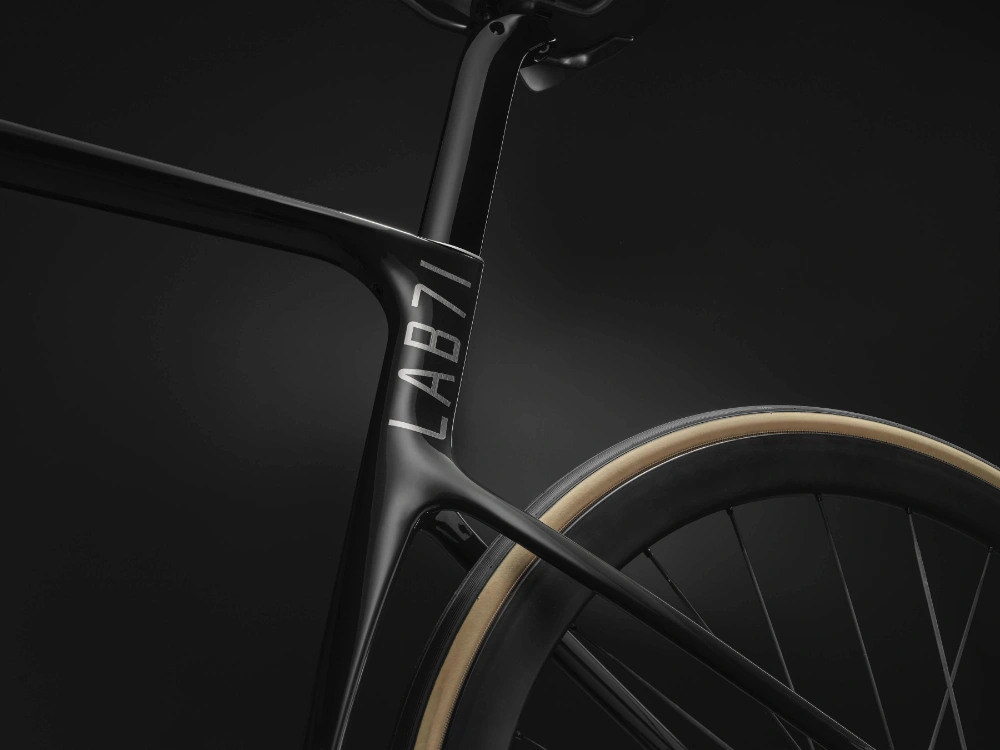 Aero sedlovka optimalizovaná pro stabilitu v bočním větru