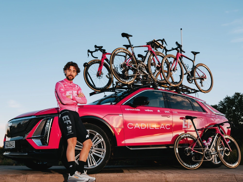 Jezdec týmu EF v horském stoupání na novém EVO