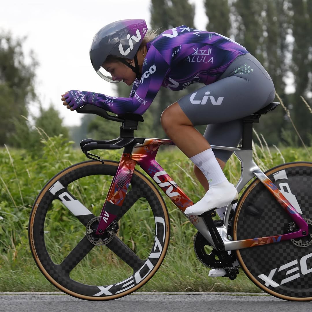 Profesionální jezdkyně v aerodynamické pozici na Liv EnviLiv