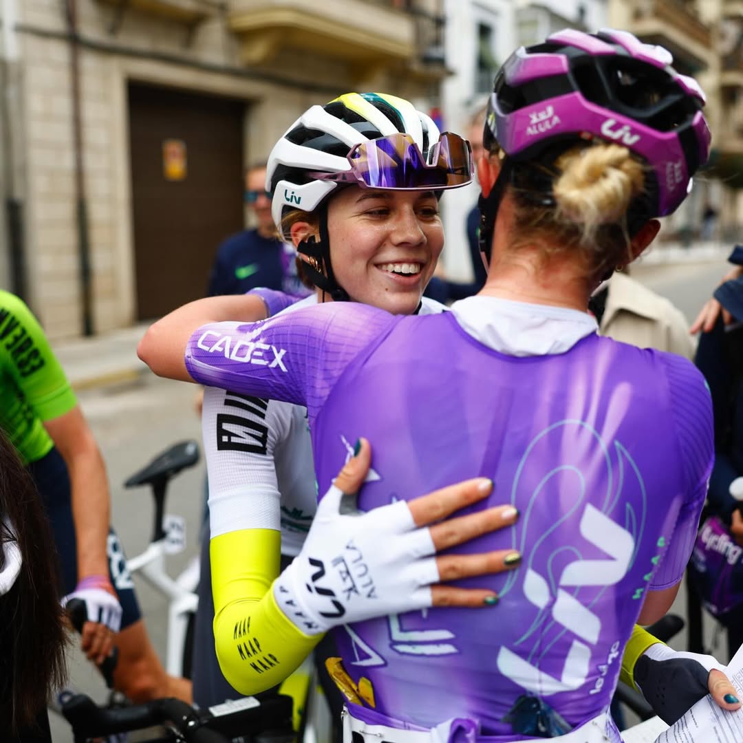 Zavodnice týmu Liv Jayco oslavují vítězství