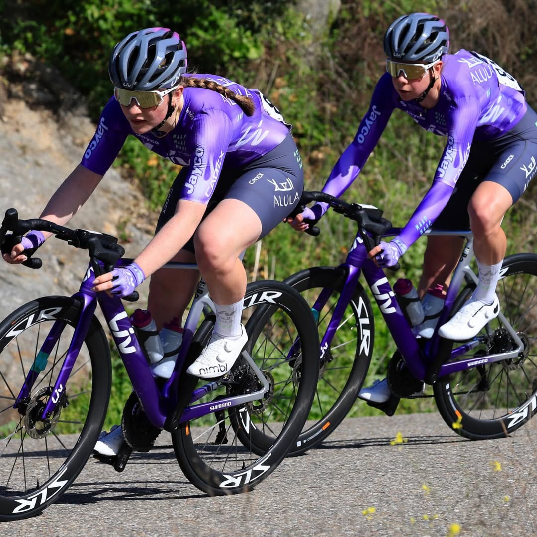 Tým Liv AlUla Jayco v závodním nasazení na kolech EnviLiv