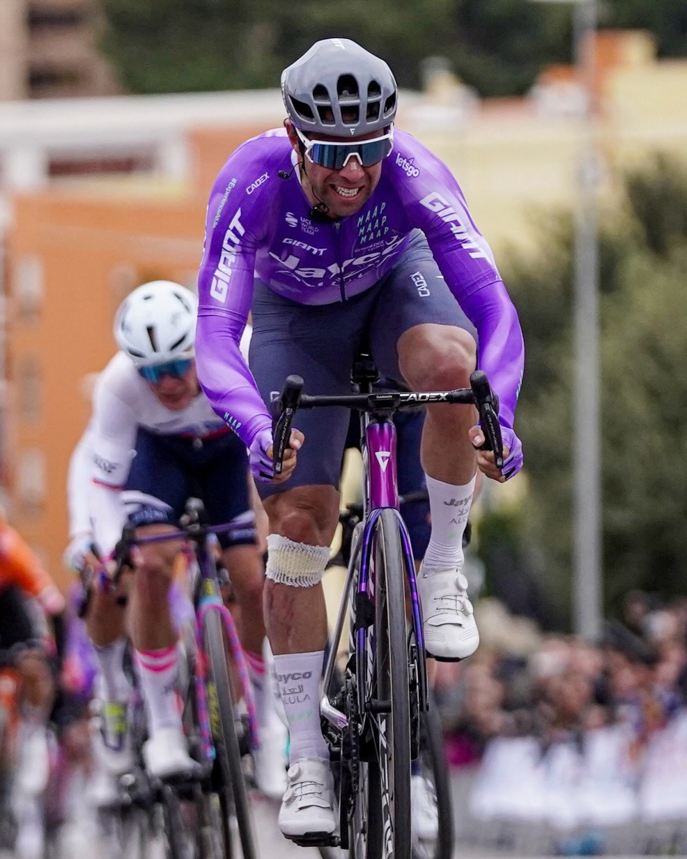 Tým Jayco AlUla v pelotonu na silničních kolech Giant